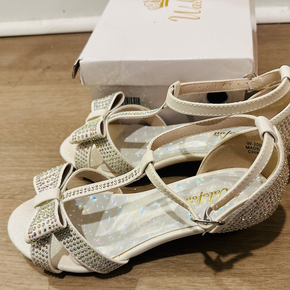 Elegant Cream Sandals with Rhinestone Bow - Picture 4 of 8